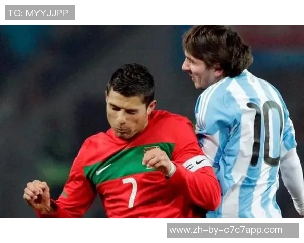 足球巨星掰手腕谁能胜出：梅西与C罗的终极较量再度上演