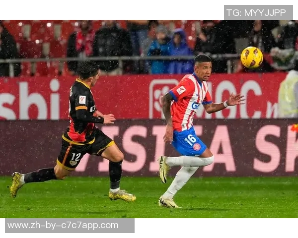 四位足球传奇球星的巅峰对决与辉煌成就分析